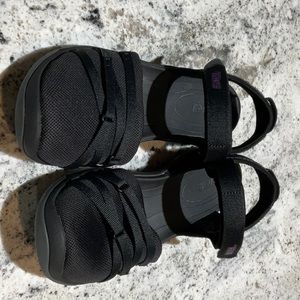 Teva Tirra women’s casual/athletic shoe.